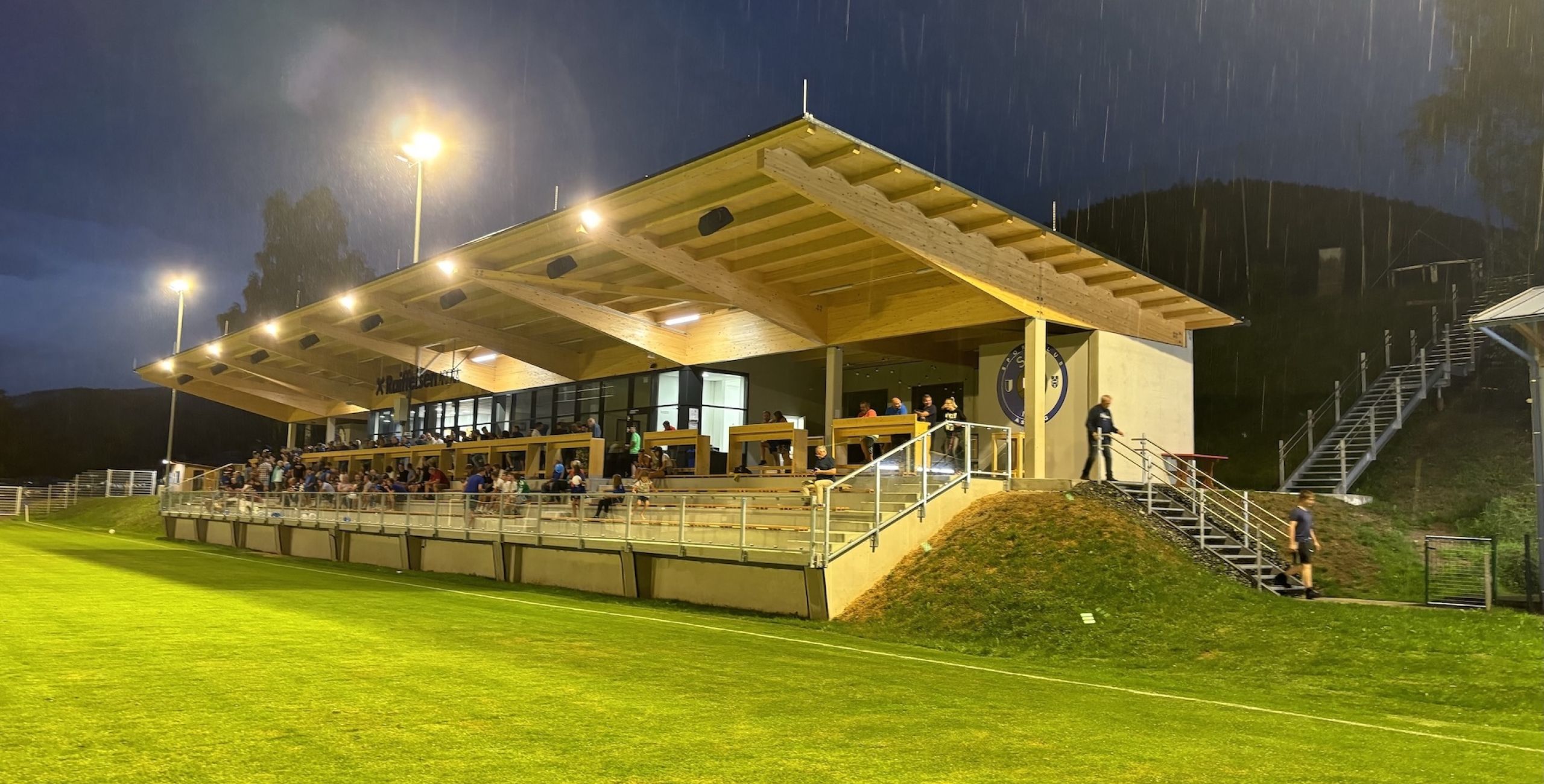 Raiffeisen-Tribüne des Fußballplatzes Aspang